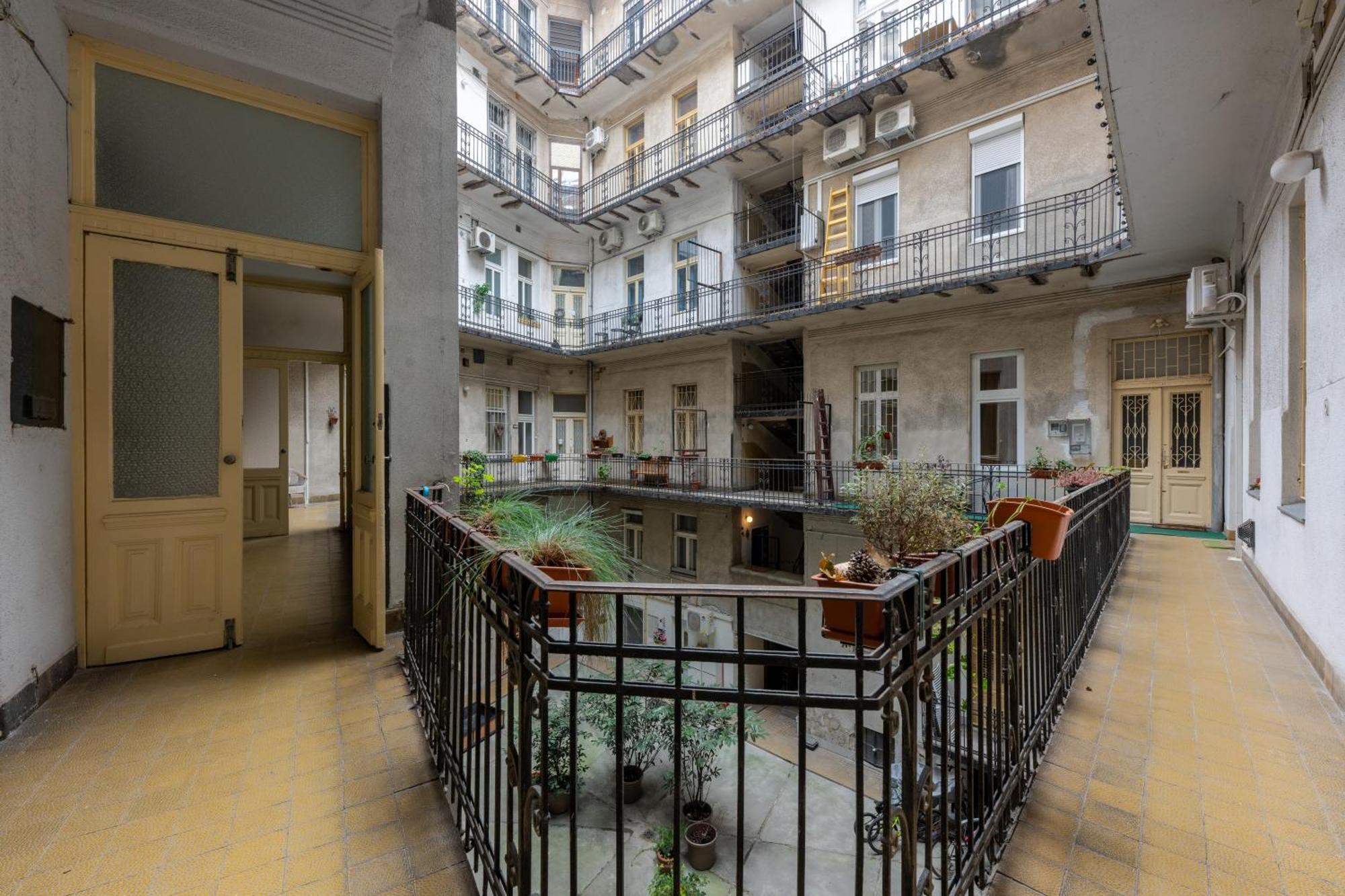 A Quiet Studio In The Heart Of The City Budapest Exterior photo